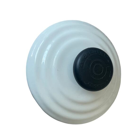 Le Creuset 2.1 Litre/2.2 Quart White/Ivory Tea Pot - Picture 5 of 16